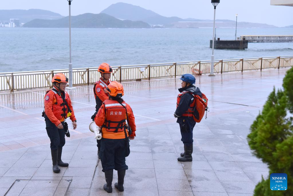 Hong Kong issues No. 8 typhoon signal as Ragasa draws near