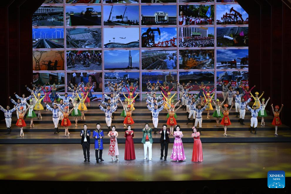 Gala held in Urumqi to mark 70th founding anniv. of Xinjiang Uygur Autonomous Region