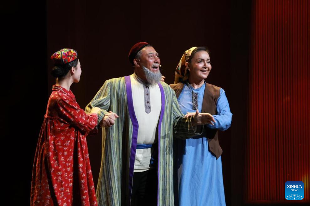 Gala held in Urumqi to mark 70th founding anniv. of Xinjiang Uygur Autonomous Region