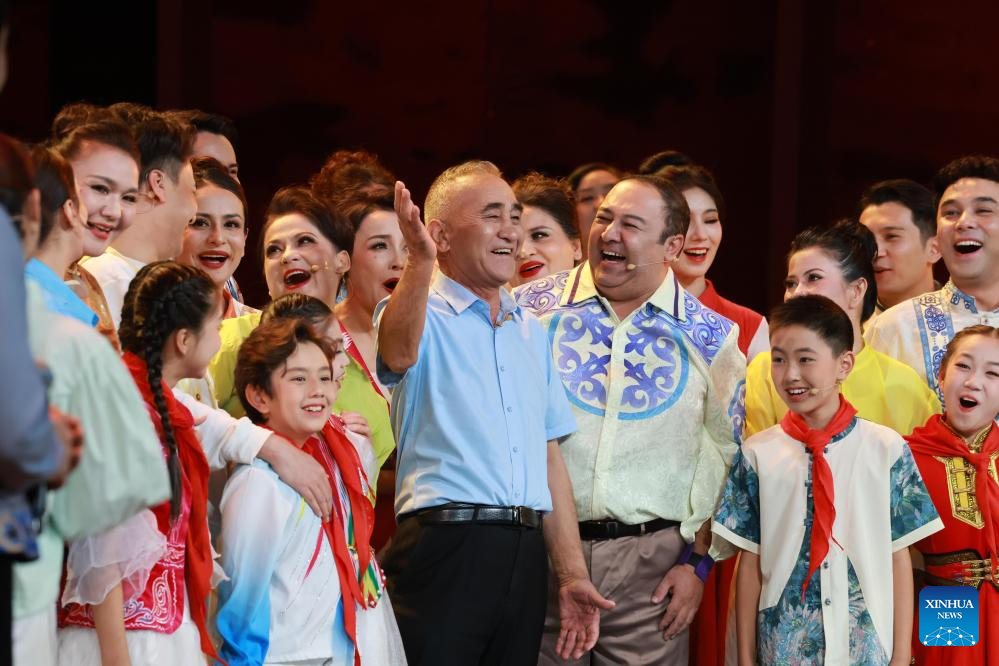 Gala held in Urumqi to mark 70th founding anniv. of Xinjiang Uygur Autonomous Region