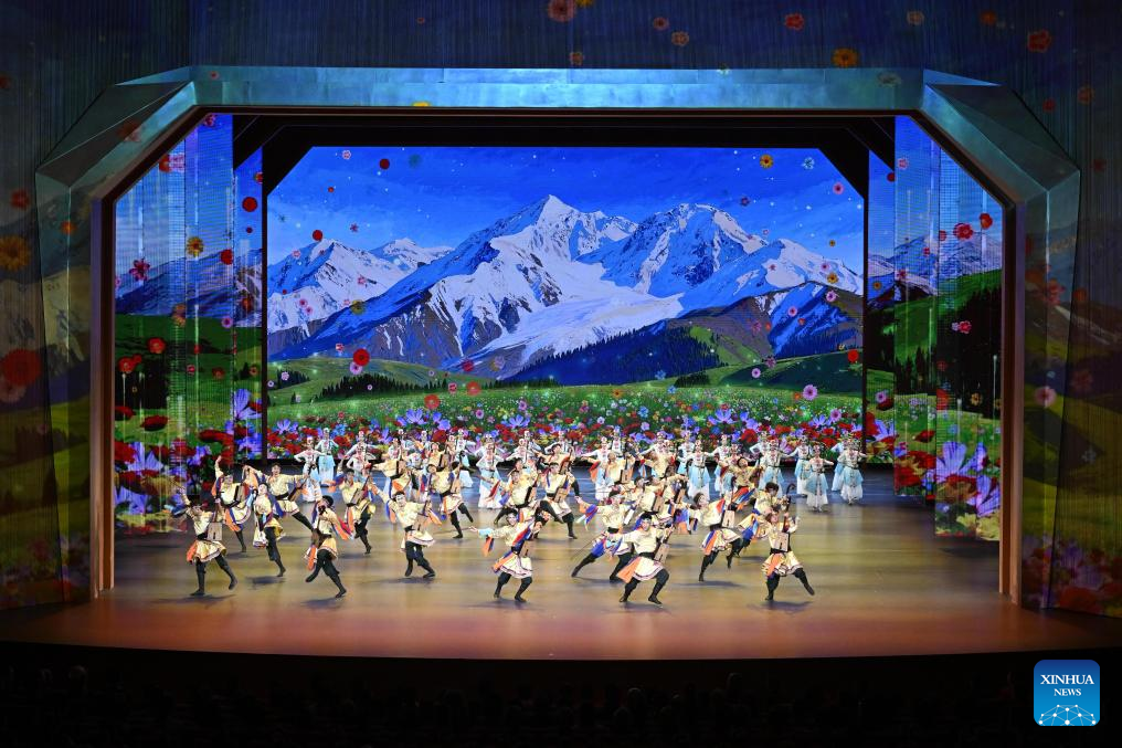 Gala held in Urumqi to mark 70th founding anniv. of Xinjiang Uygur Autonomous Region