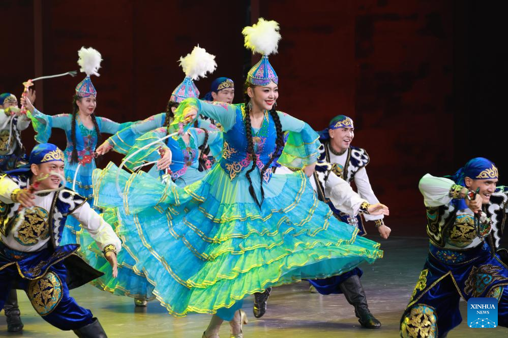 Gala held in Urumqi to mark 70th founding anniv. of Xinjiang Uygur Autonomous Region
