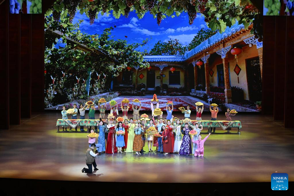 Gala held in Urumqi to mark 70th founding anniv. of Xinjiang Uygur Autonomous Region