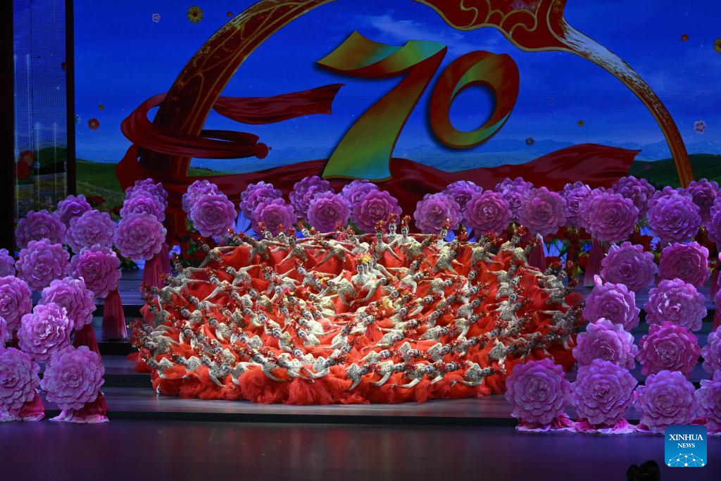 Gala held in Urumqi to mark 70th founding anniv. of Xinjiang Uygur Autonomous Region