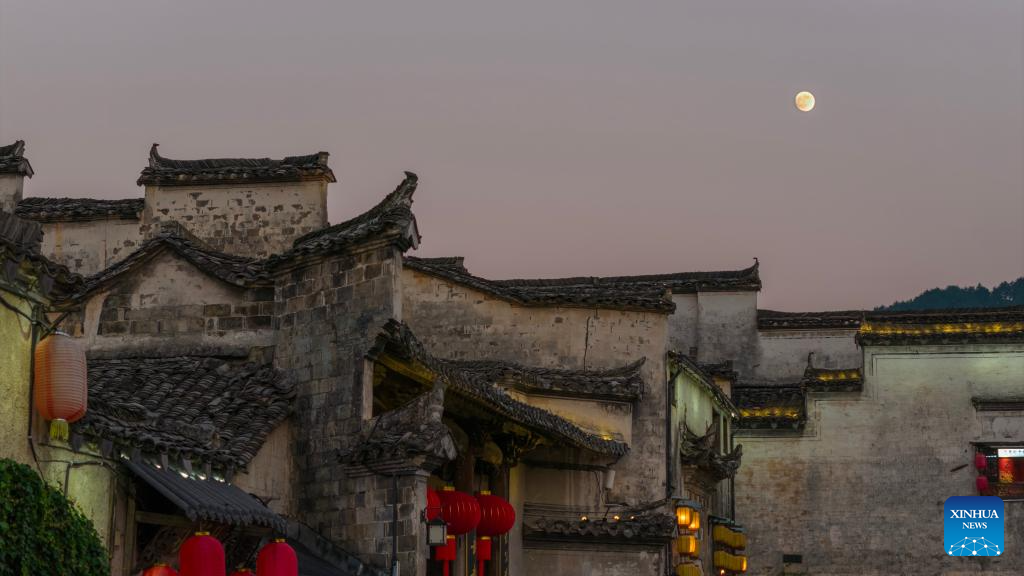 Lantern parade held in Yixian County in E China to celebrate Mid-Autumn Festival