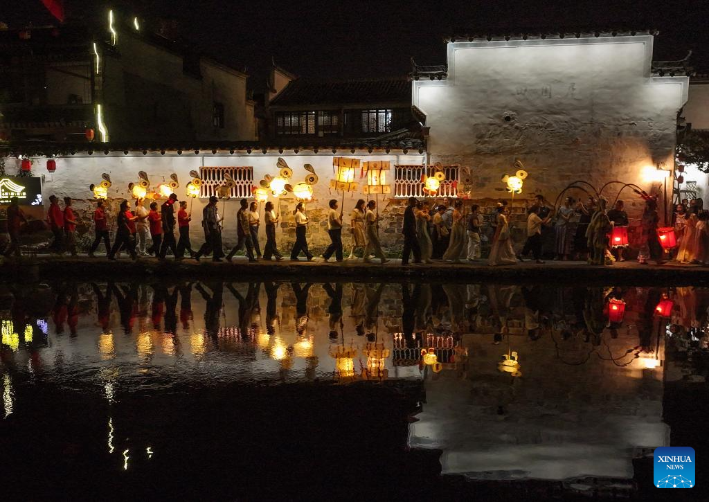 Lantern parade held in Yixian County in E China to celebrate Mid-Autumn Festival