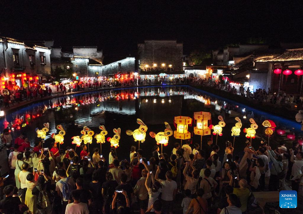 Lantern parade held in Yixian County in E China to celebrate Mid-Autumn Festival