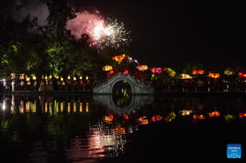 Lantern parade held in Yixian County in E China to celebrate Mid-Autumn Festival