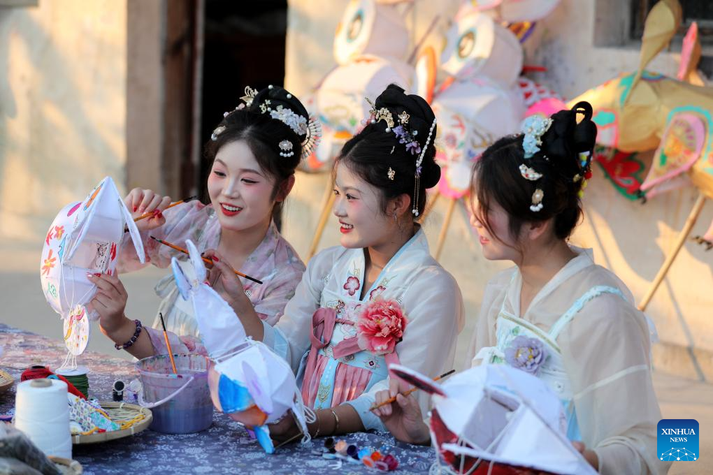 Lantern parade held in Yixian County in E China to celebrate Mid-Autumn Festival