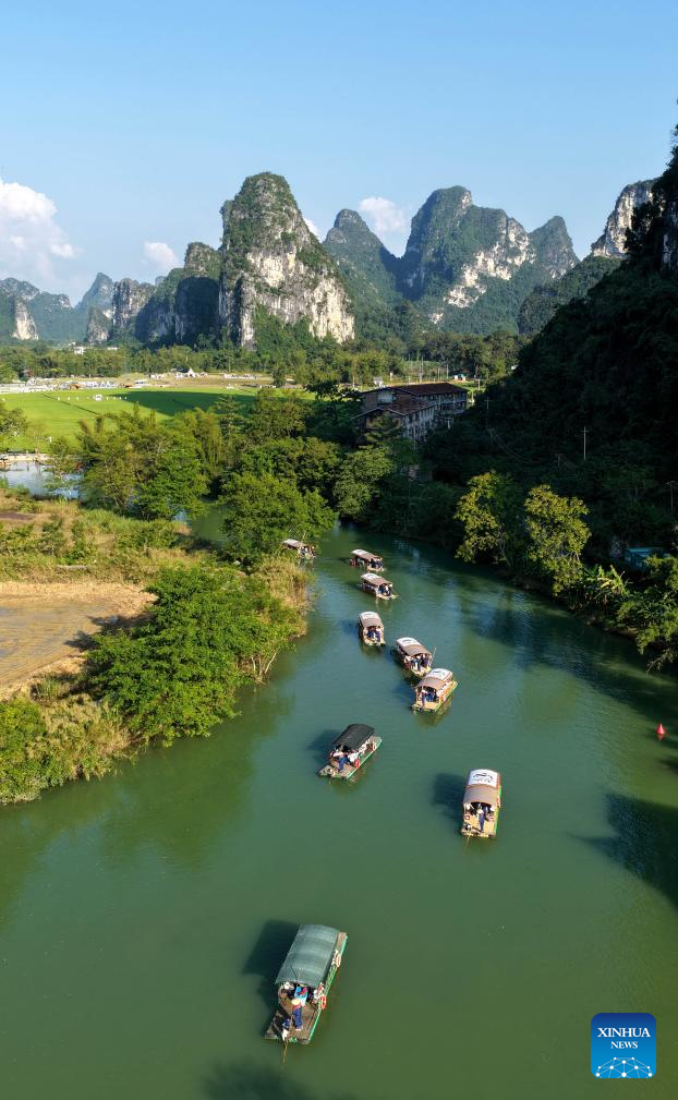 Golden autumn days draw people outdoors across China