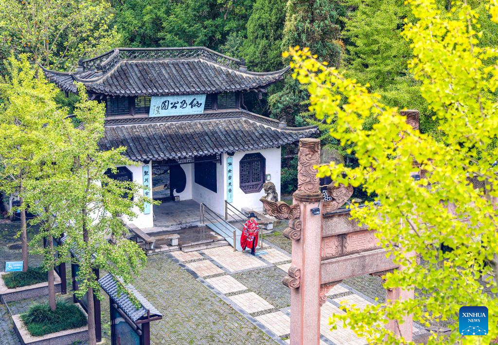 Golden autumn days draw people outdoors across China