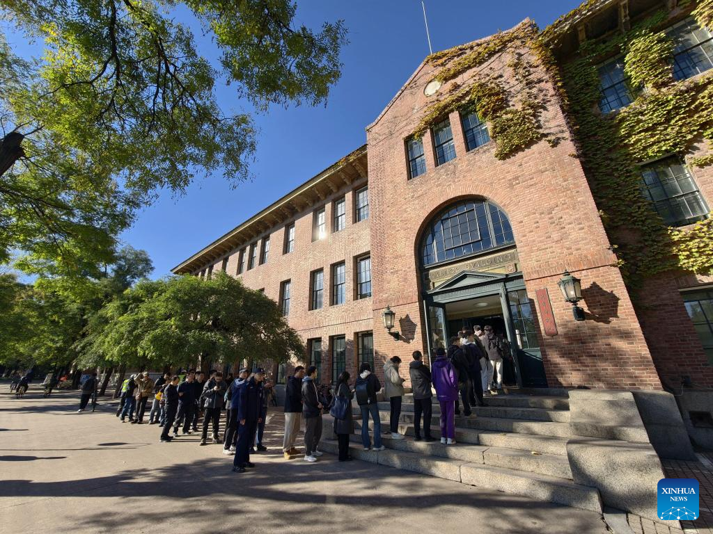 People pay tribute to Chen Ning Yang at Tsinghua University in Beijing