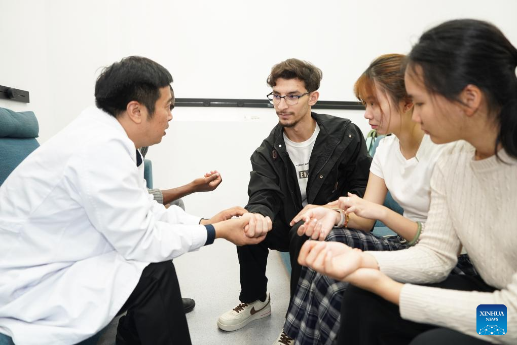 Int'l students learn traditional Chinese medicine in China's Anhui