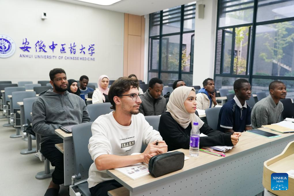 Int'l students learn traditional Chinese medicine in China's Anhui