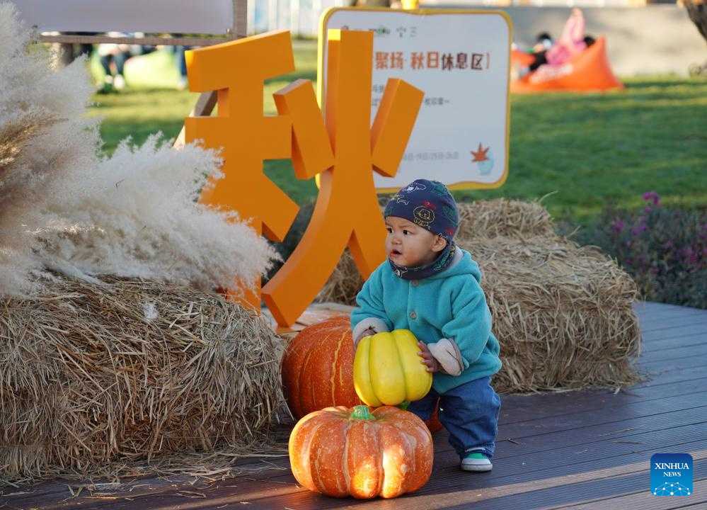People enjoy leisure time by Yongding River in Beijing