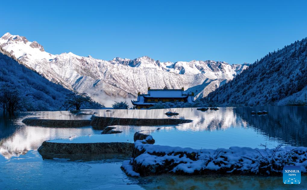 Huanglong scenic area in SW China's Sichuan witnesses first snowfall
