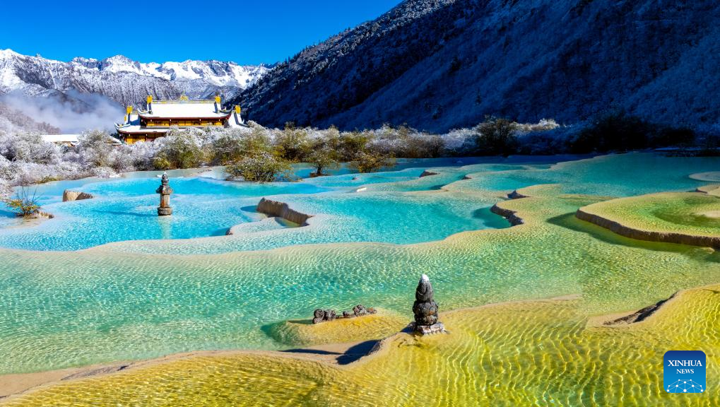 Huanglong scenic area in SW China's Sichuan witnesses first snowfall