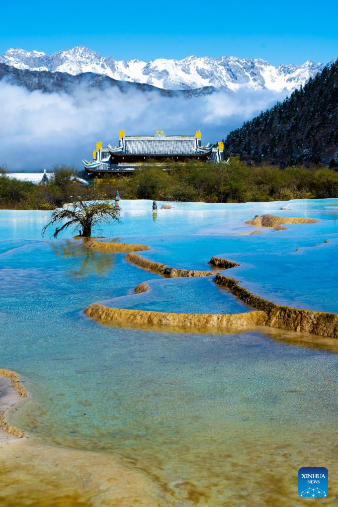 Huanglong scenic area in SW China's Sichuan witnesses first snowfall