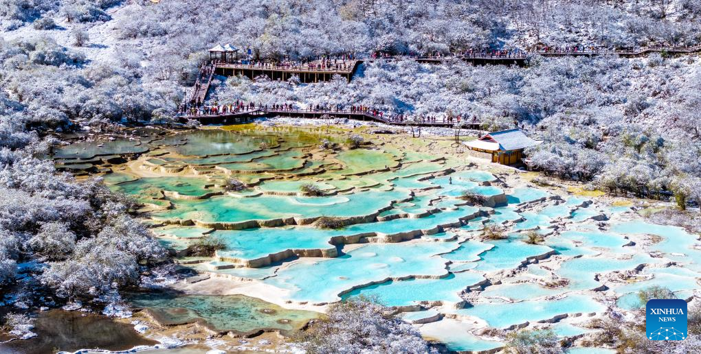 Huanglong scenic area in SW China's Sichuan witnesses first snowfall