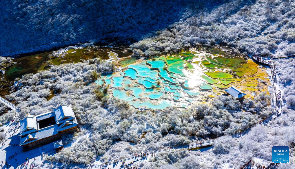 Huanglong scenic area in SW China's Sichuan witnesses first snowfall