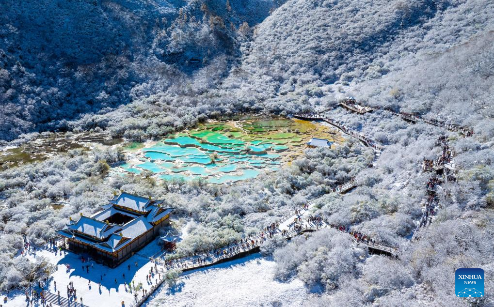 Huanglong scenic area in SW China's Sichuan witnesses first snowfall