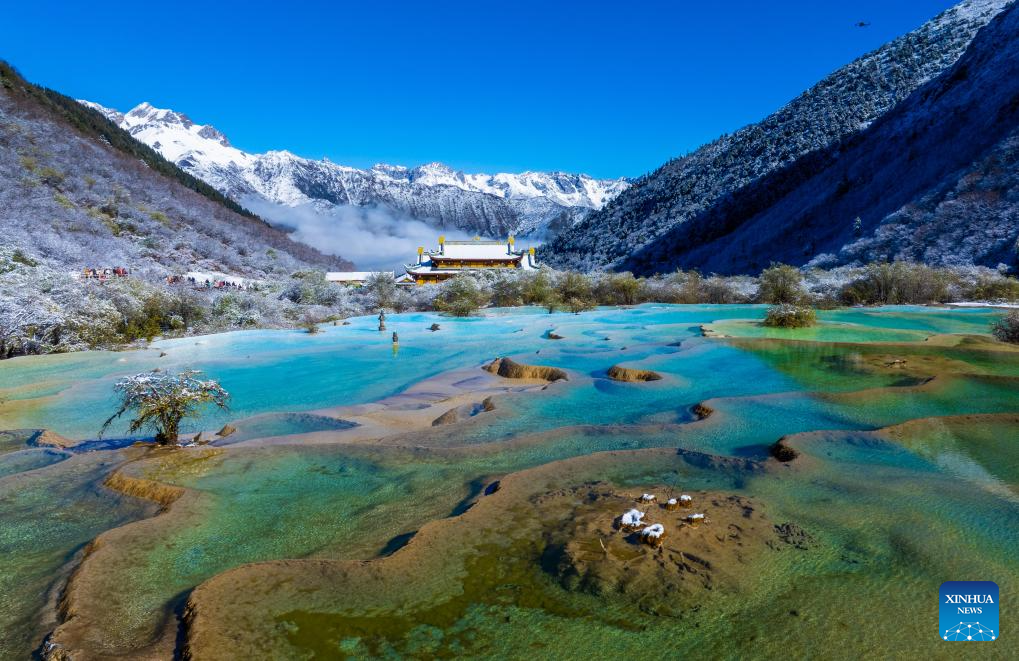 Huanglong scenic area in SW China's Sichuan witnesses first snowfall