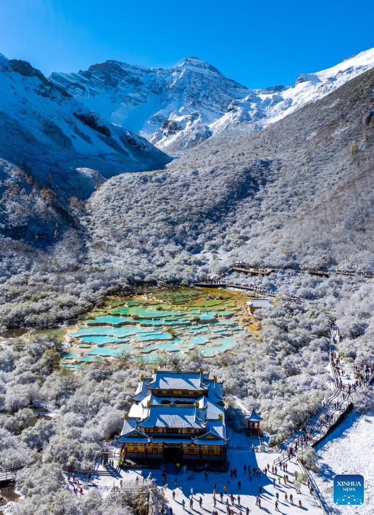 Huanglong scenic area in SW China's Sichuan witnesses first snowfall