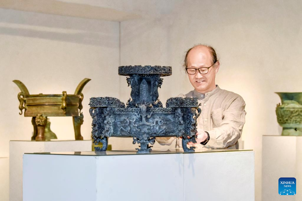Pic story of inheritor of lost-wax technique in Tongling, China's Anhui