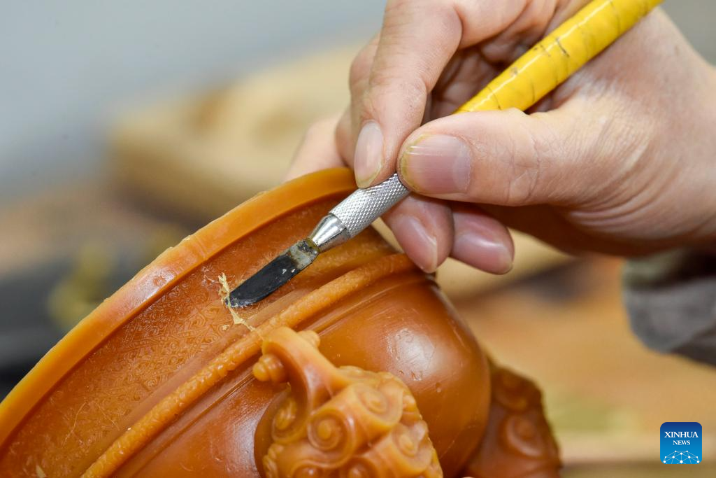 Pic story of inheritor of lost-wax technique in Tongling, China's Anhui