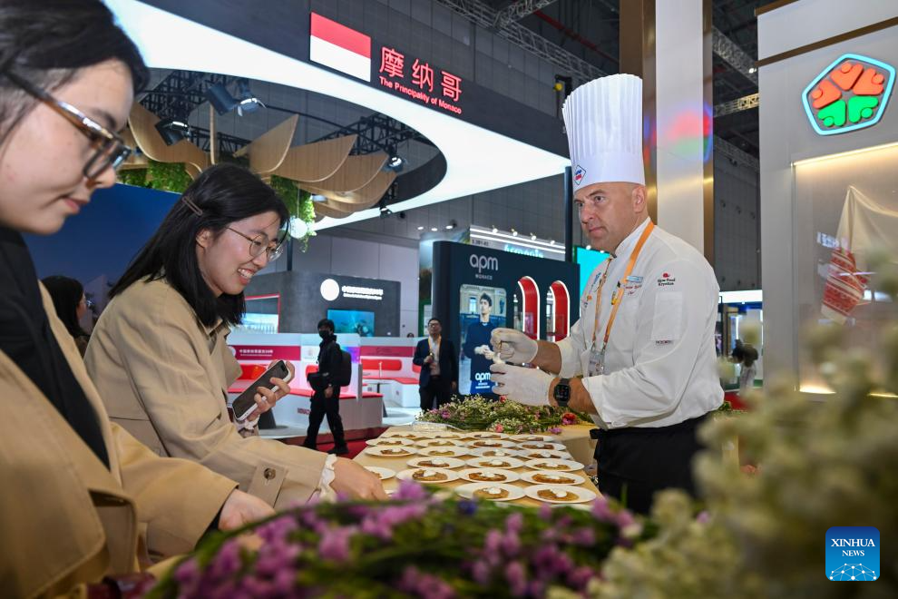 8th CIIE opens in Shanghai with record high number of exhibitors