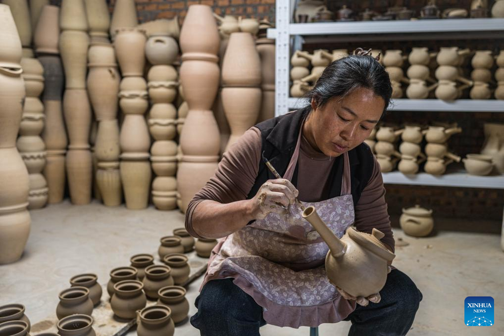 Liaohu Village of China's Yunnan boasts thousand-year pottery-making tradition