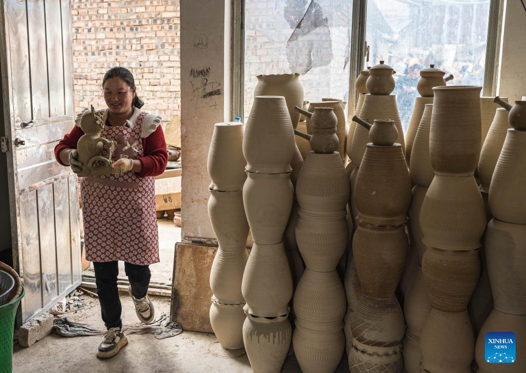 Liaohu Village of China's Yunnan boasts thousand-year pottery-making tradition