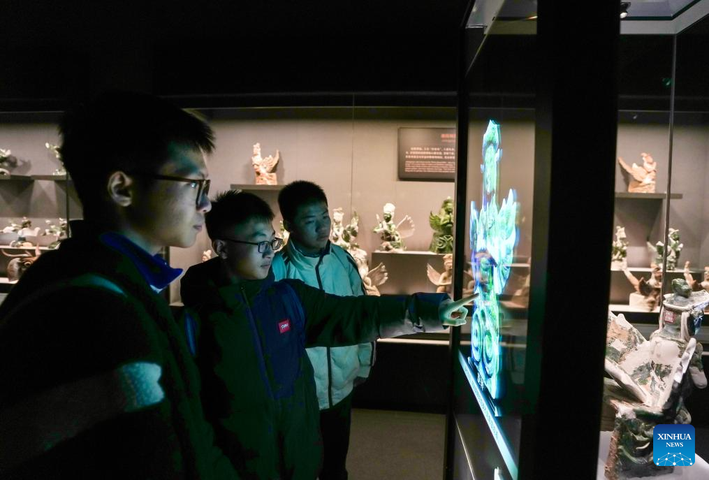 Students engage in cultural heritage education at Xixia Imperial Tombs archaeological site park