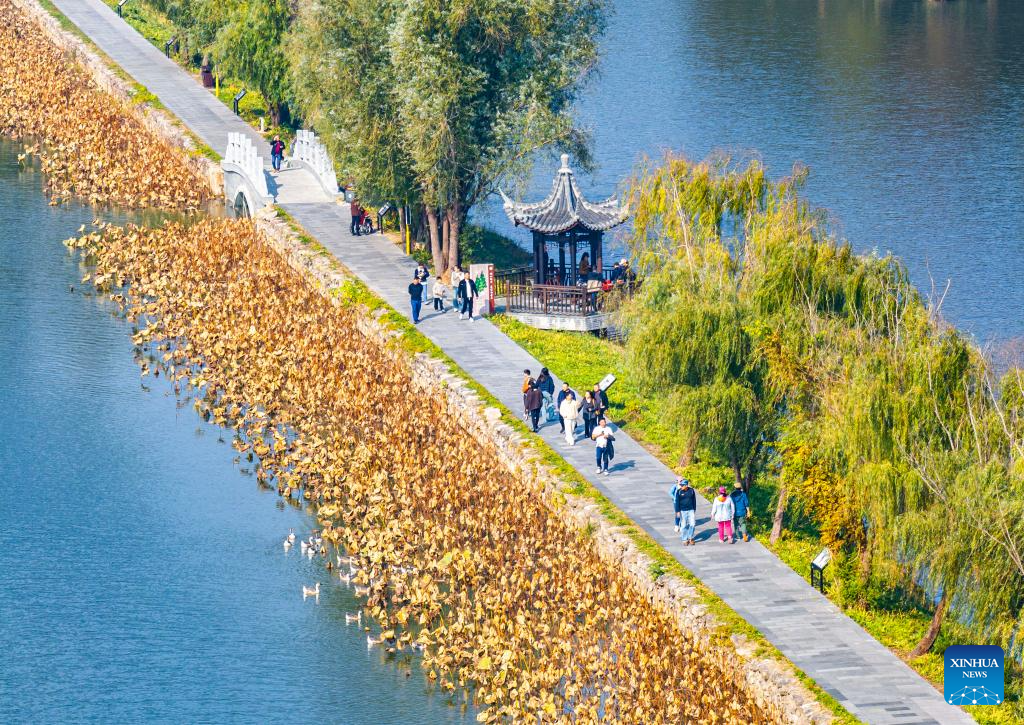 People enjoy scenery of early winter across China