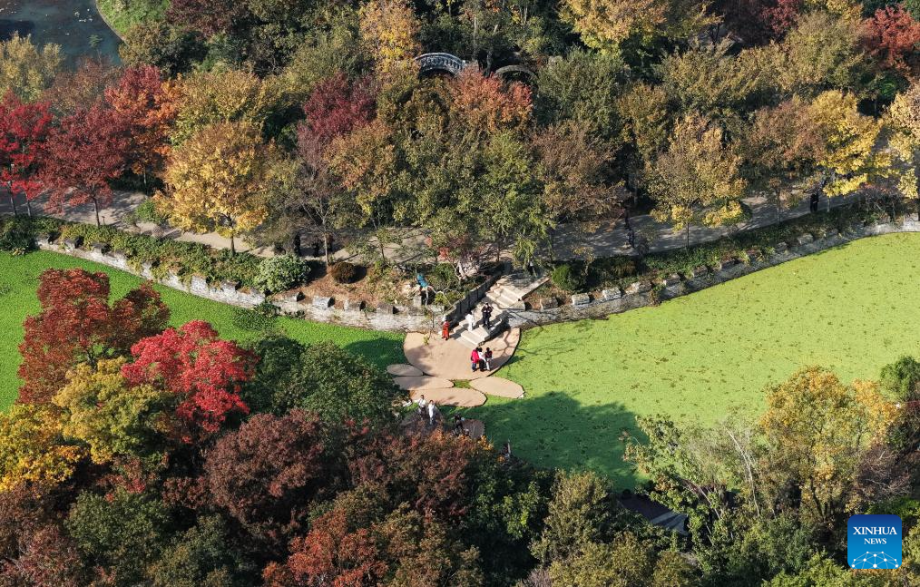 People enjoy scenery of early winter across China