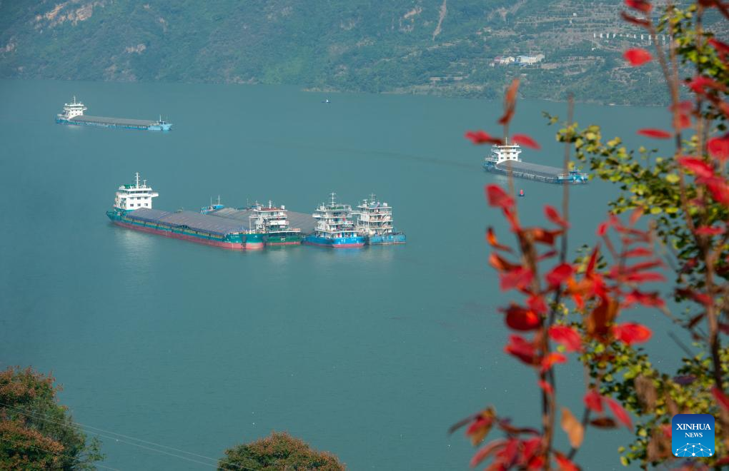 People enjoy scenery of early winter across China