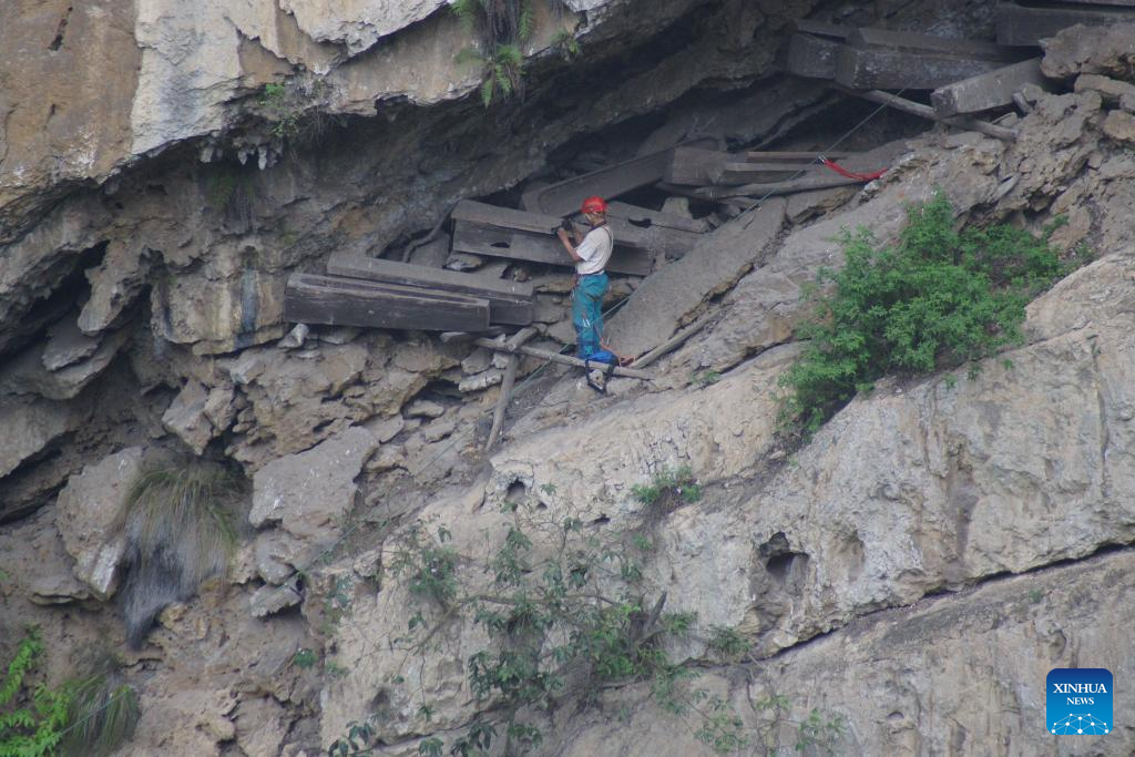 Genomic study links China's ancient hanging coffins to modern community