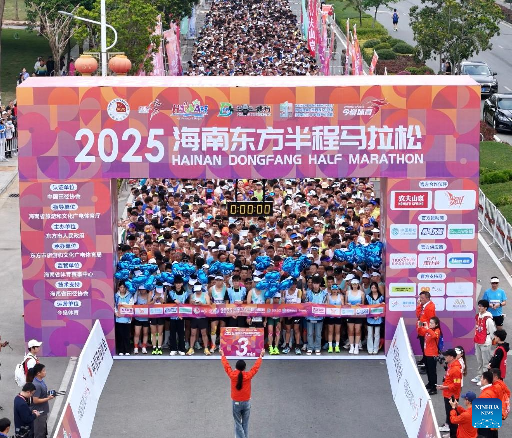 Sports ignite winter vitality in Hainan's coastal city