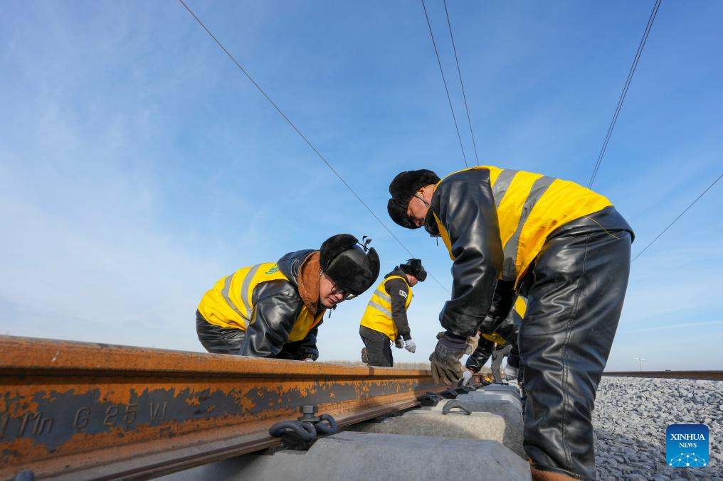 Track-laying for Harbin-Yichun high-speed railway completes