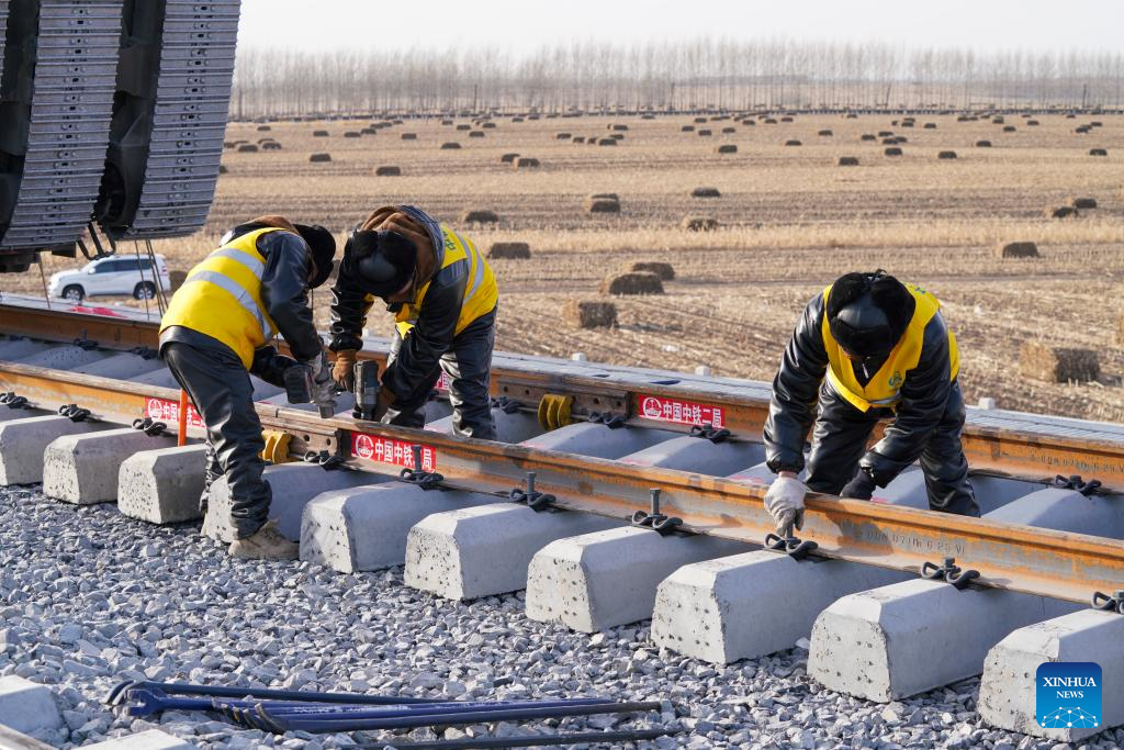 Track-laying for Harbin-Yichun high-speed railway completes