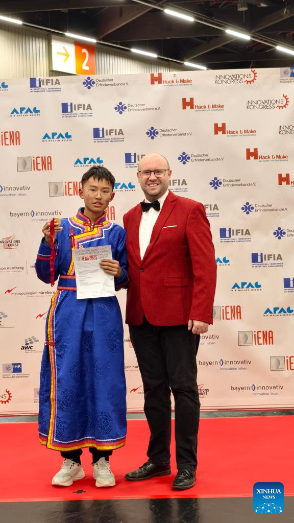 Shining at iENA, Chinese teen's grassroots invention combats desertification