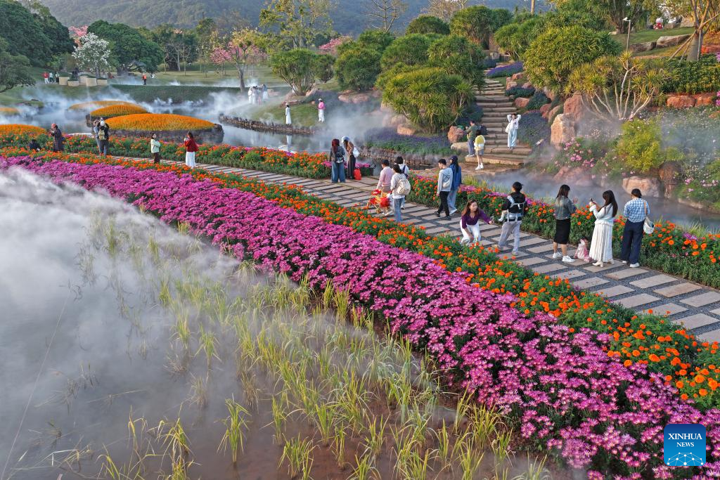 Tourists enjoy flowers at Qingxiu Mountain scenic area in S China's Nanning