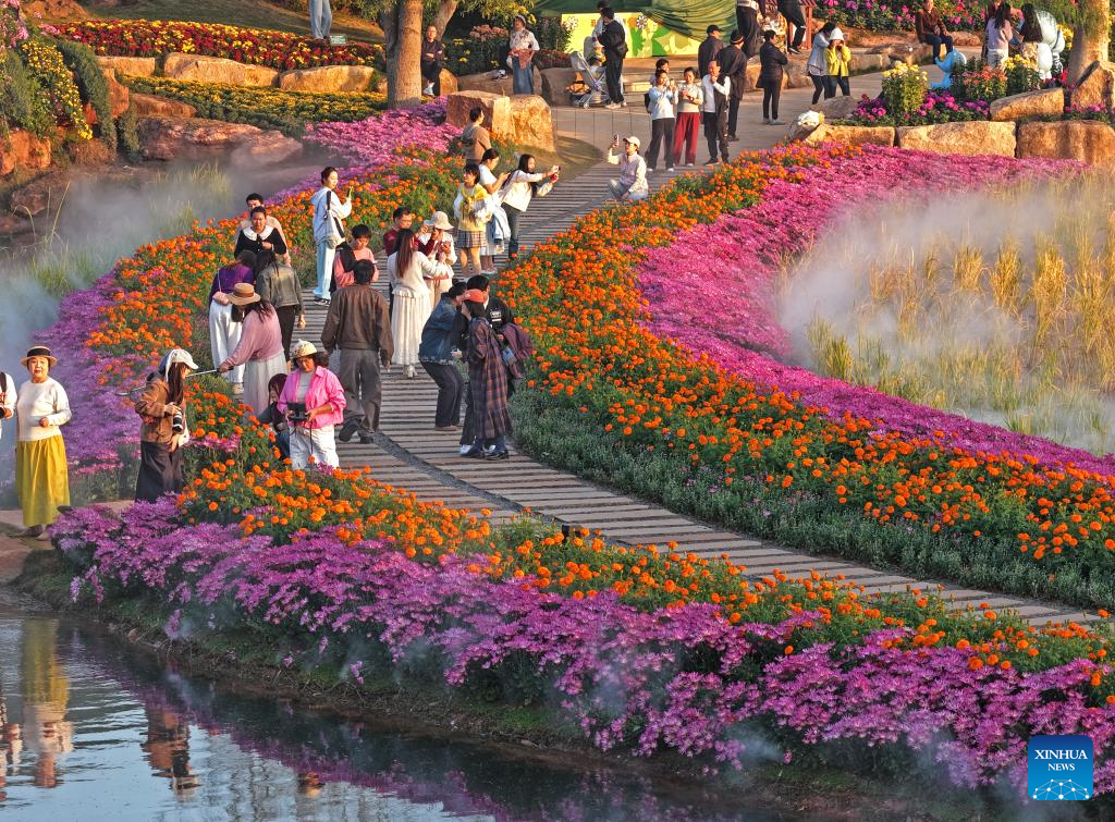 Tourists enjoy flowers at Qingxiu Mountain scenic area in S China's Nanning