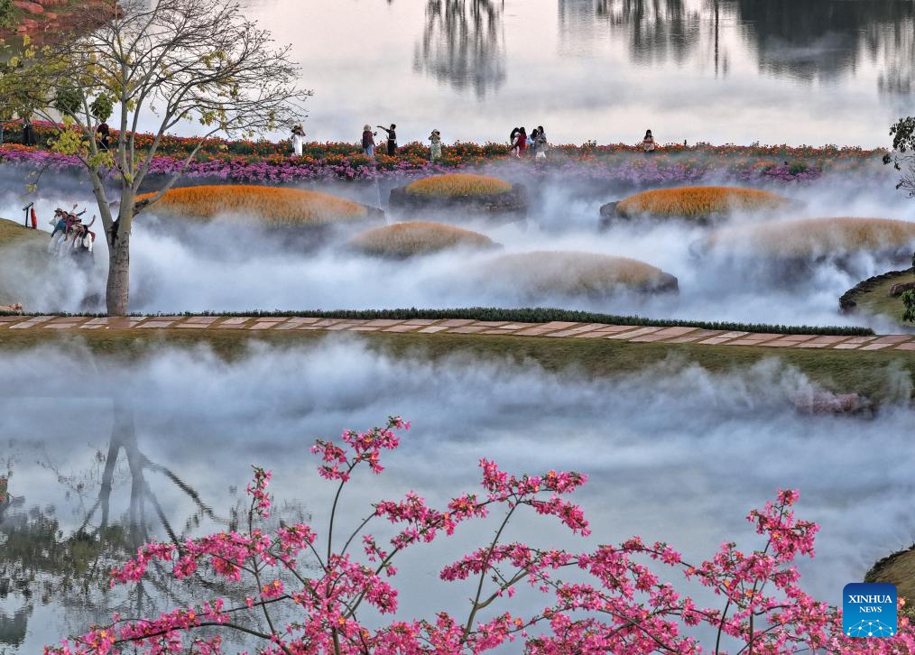 Tourists enjoy flowers at Qingxiu Mountain scenic area in S China's Nanning