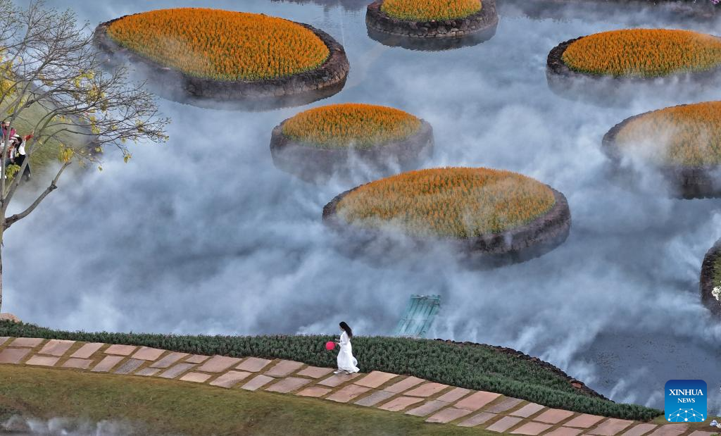 Tourists enjoy flowers at Qingxiu Mountain scenic area in S China's Nanning