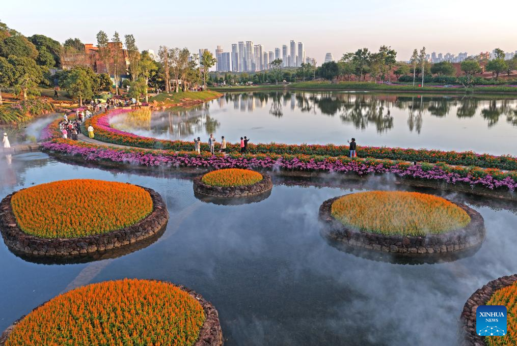 Tourists enjoy flowers at Qingxiu Mountain scenic area in S China's Nanning