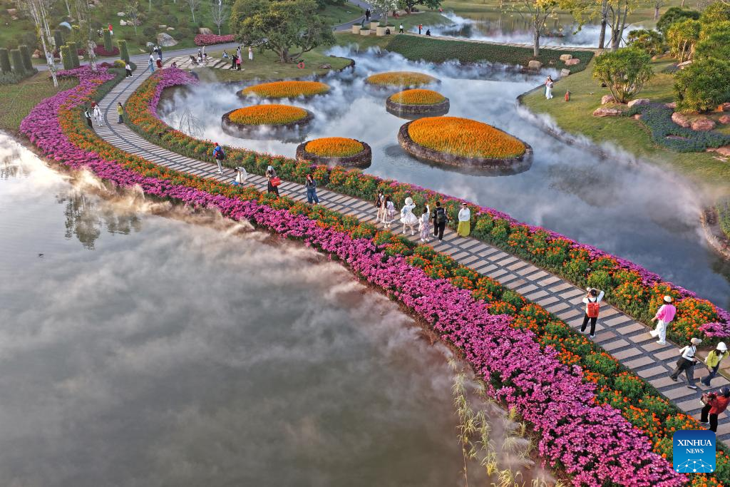 Tourists enjoy flowers at Qingxiu Mountain scenic area in S China's Nanning