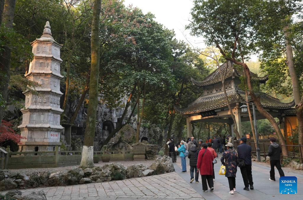 Hangzhou's Lingyin Feilai Peak Scenic Area launches free admission service
