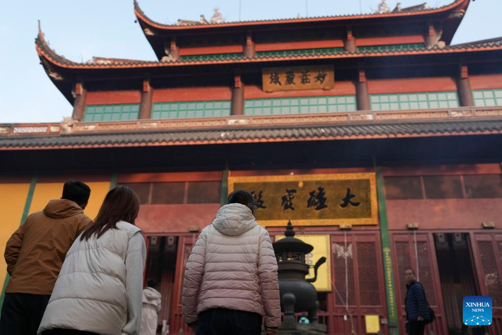 Hangzhou's Lingyin Feilai Peak Scenic Area launches free admission service