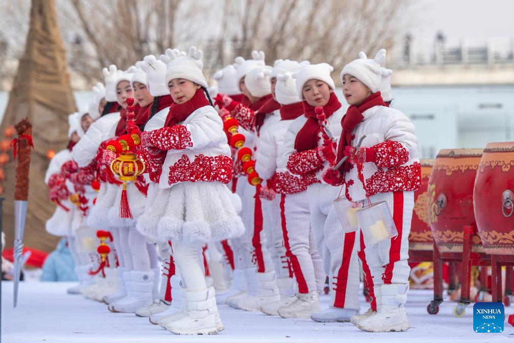 Ice collecting festival kicks off in Harbin, NE China's Heilongjiang